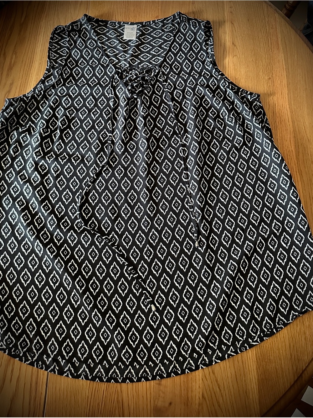 Terra & Sky Black and White Diamond Tie-Front Sleeveless Blouse